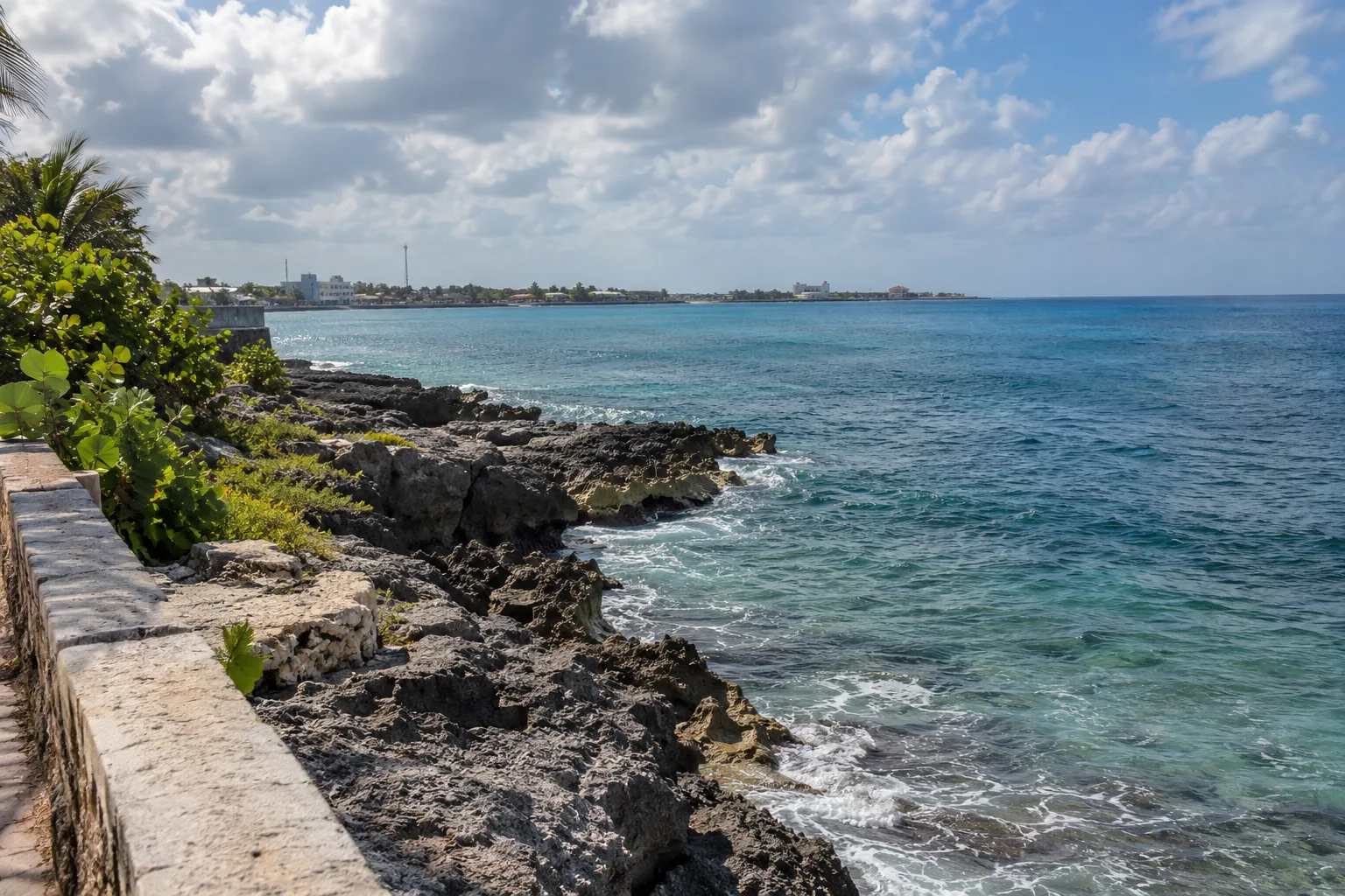 Een lage rotsachtige kust en een wandelpad langs de zee bij Cozumel
