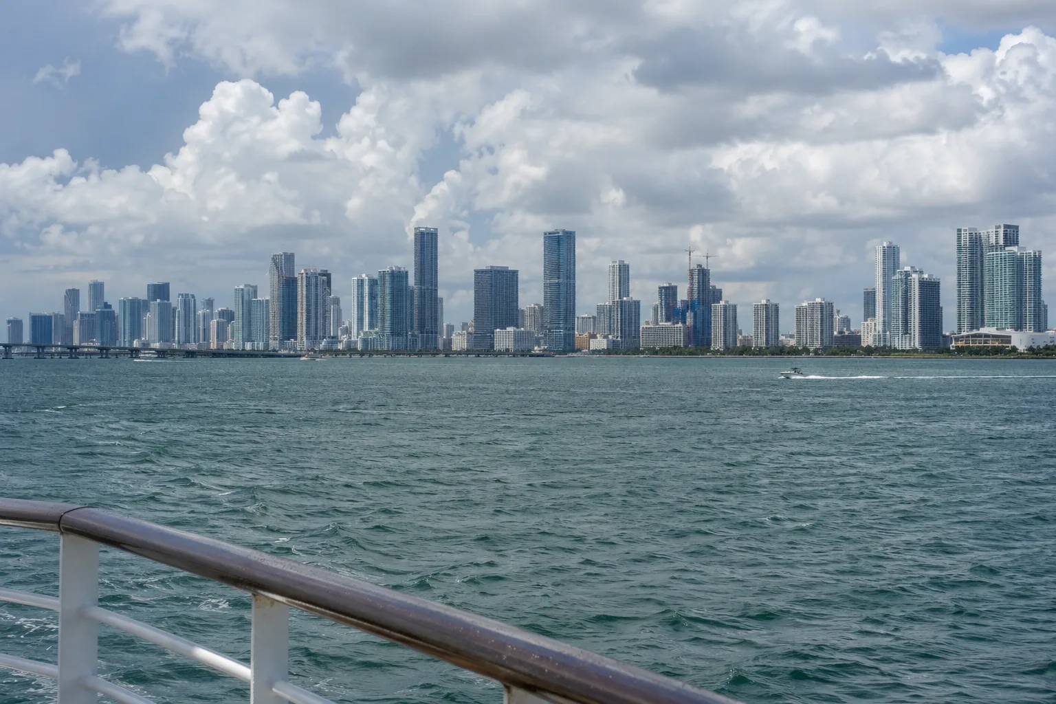 De skyline van Miami achter het water van Biscayne Bay onder stapelwolken
