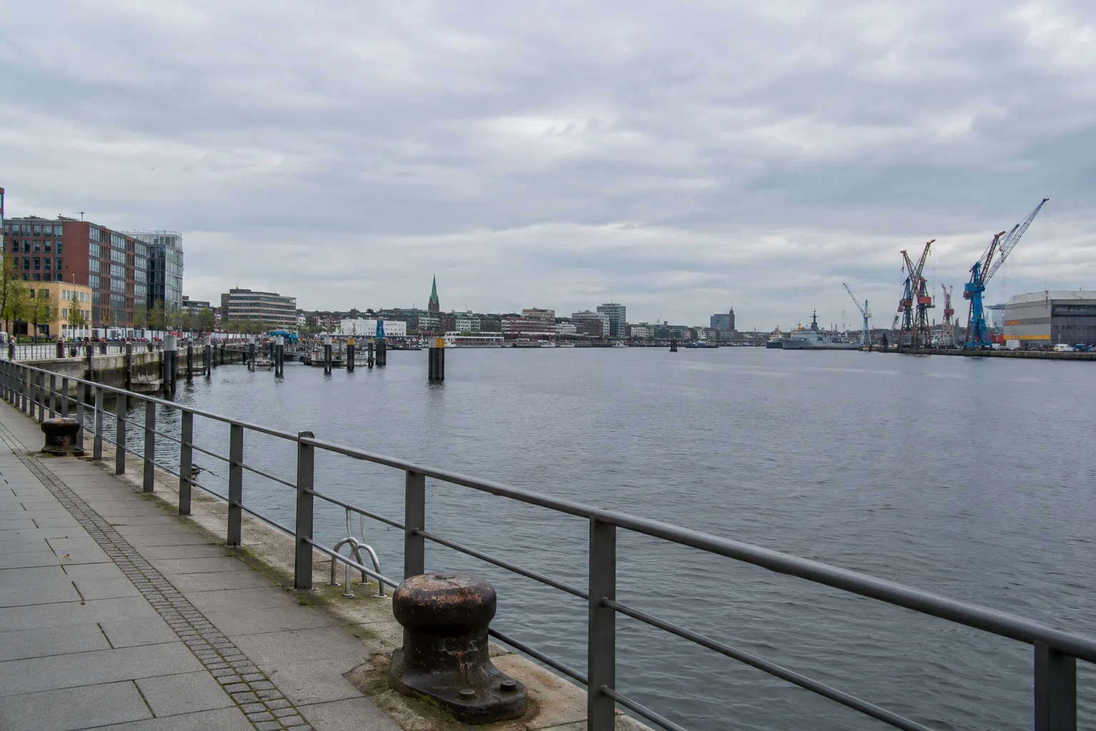 Een kade, havenwater en bebouwing aan de waterkant in Kiel