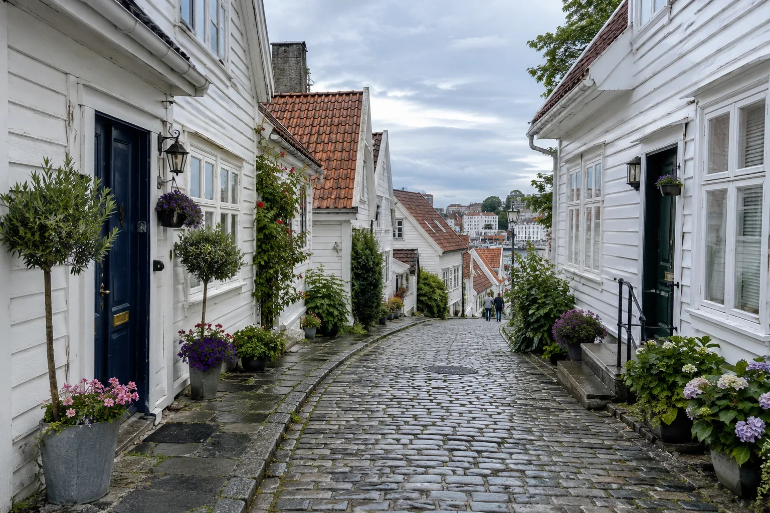 Witte houten huizen en natte keien in een straat in Stavanger